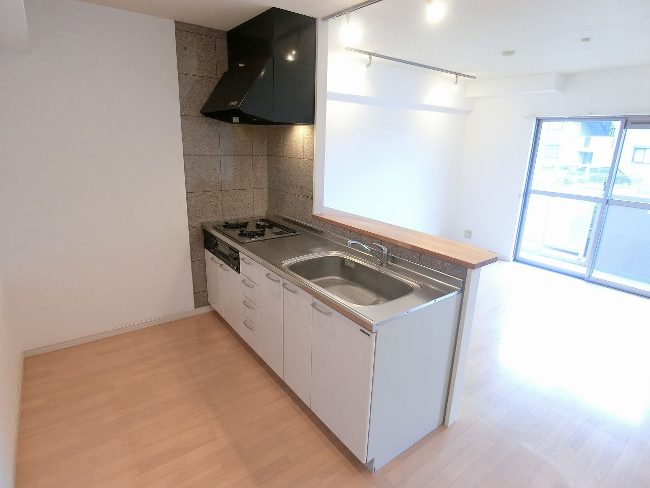 グランドレジデンスのキッチン|3口コンロ・グリル付きの使いやすいシステムキッチンです♪