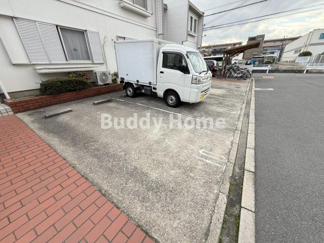 ロータスハイツの駐車場