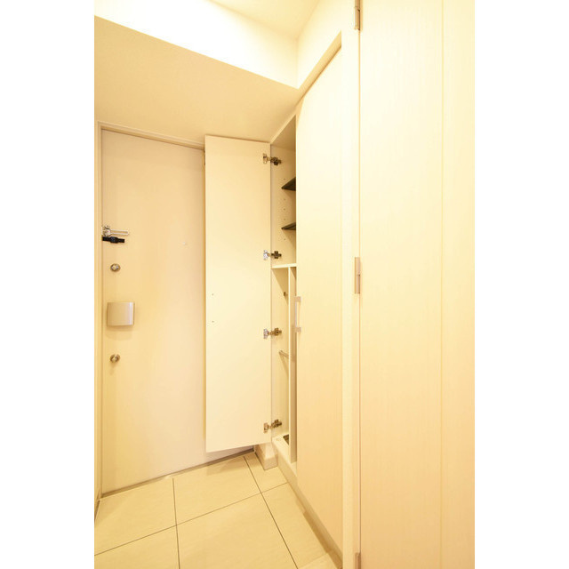 アドバンス大阪バレンシアの玄関