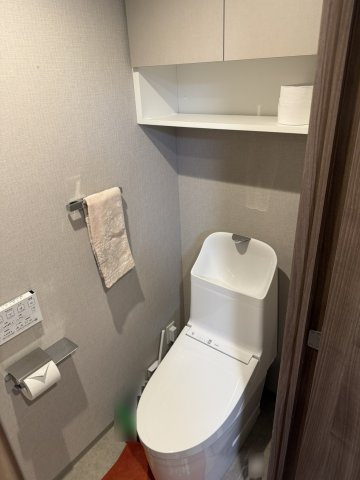デュオヒルズ長野権堂のトイレ|トイレ/壁リモコンでスッキリとお掃除もしやすいです。上部に収納棚付きです。