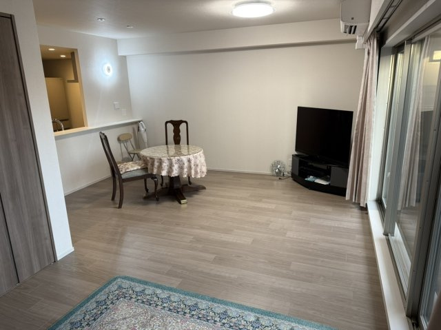 デュオヒルズ長野権堂の居間・リビング|リビングダイニングルーム/約16帖で広々。ダイニング部分には床暖房があり、足元から暖かさを保ちます