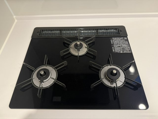 デュオヒルズ長野権堂のキッチン|キッチン/お料理の作り置きがしやすい3口コンロ。フラットなのでお手入れもしやすいですね