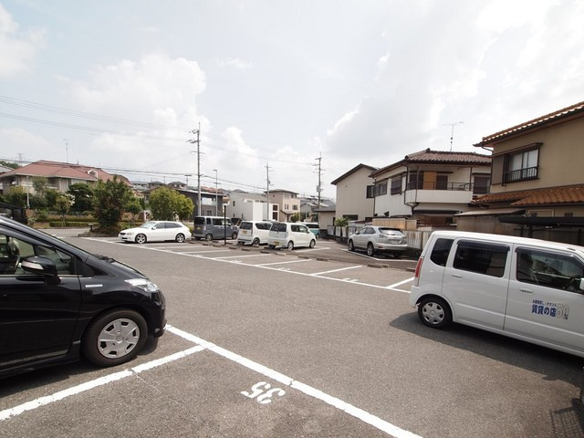 ローレル2の駐車場