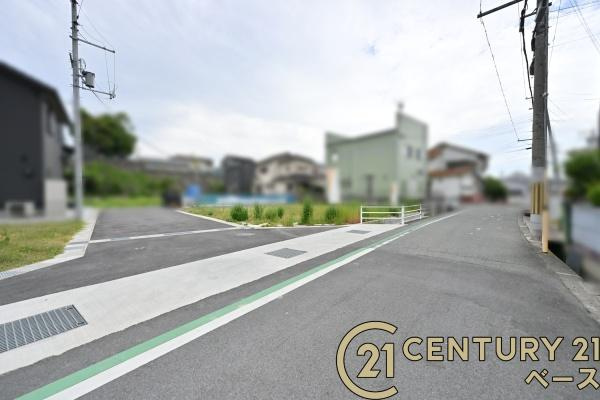 香芝市北今市７丁目の売地の前面道路含む現地写真