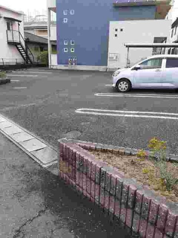 ブリアンジュネスの駐車場