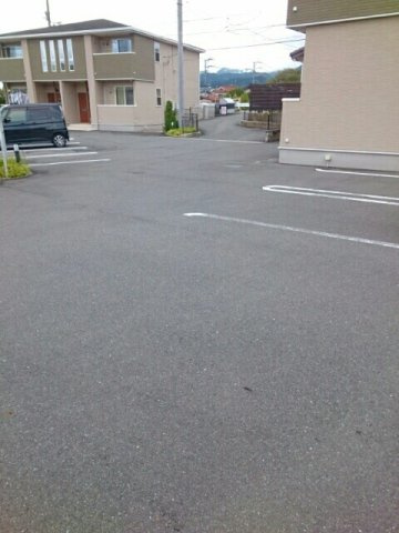 レガー　メゾンＢの駐車場