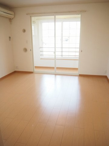 グロワールＡの居間・リビング|使いやすいリビングです