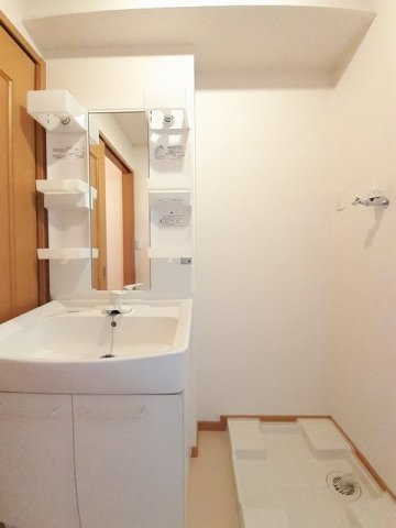 インフィニティーＡの洗面所|ゆったりとスペースのある洗面所