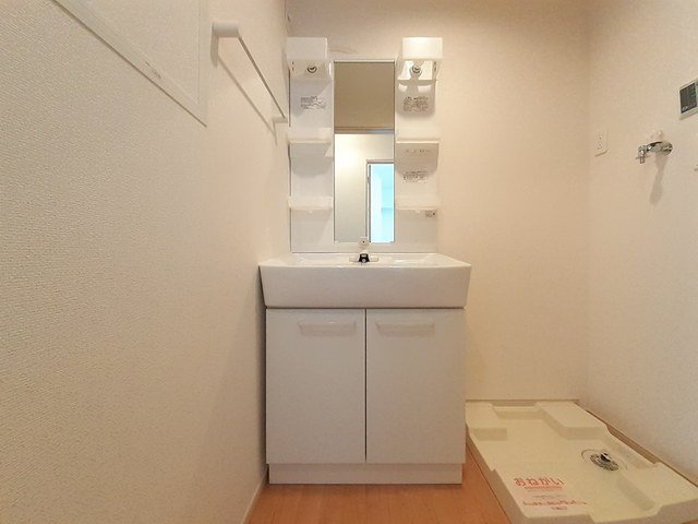 リブレ常盤台Ｂの洗面所|ゆったりとスペースのある洗面所