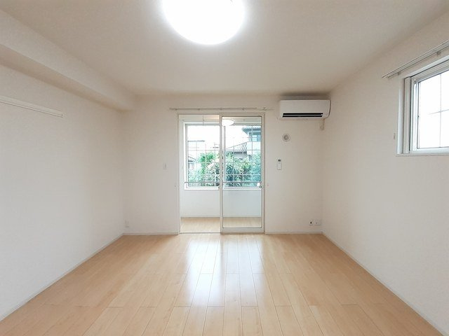 ルフレ　ＩＳＳＡ　一茶の内装|明るい室内です