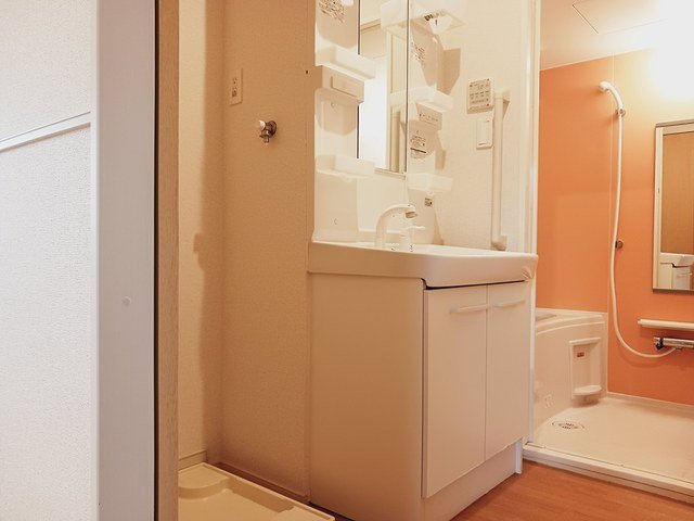 ラーレ　Ｃの洗面所|明るい洗面所です