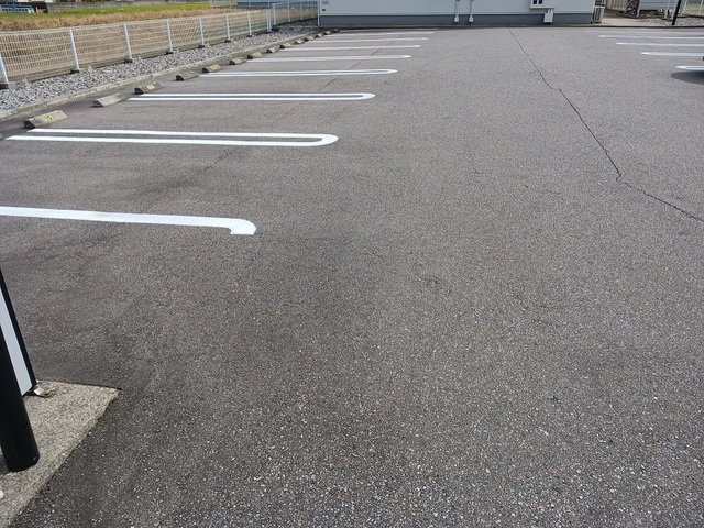 メゾンビューⅡの駐車場|車をお持ちの方に嬉しい駐車場付きの物件です