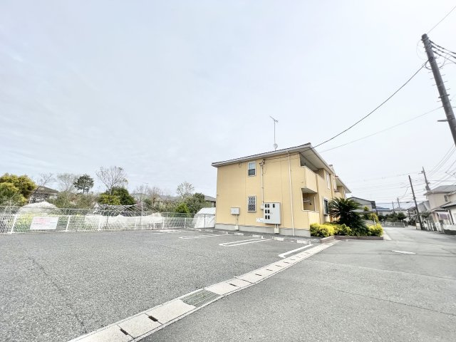 クレメント・輝Ⅱの駐車場|車をお持ちの方に嬉しい駐車場付きの物件です