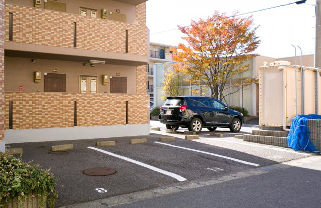 グラースコートの駐車場