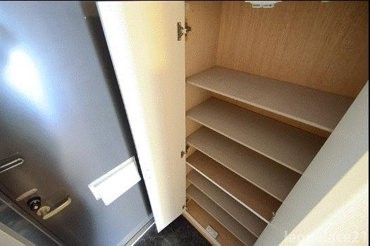 レオパレスプレミアの玄関|備品や設備仕様は号室等により異なります現地をご確認下さい。