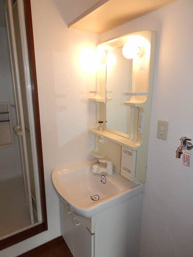 オーロラ・北野　C棟の洗面所|明るい洗面所です