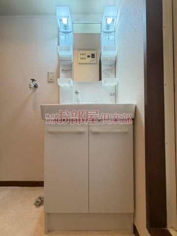 オーロラ・北野　C棟の洗面所|明るい洗面所です