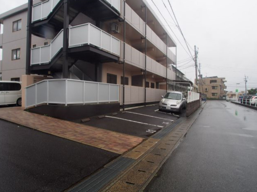 ルミエール貝白の駐車場|車をお持ちの方に嬉しい駐車場付きの物件です