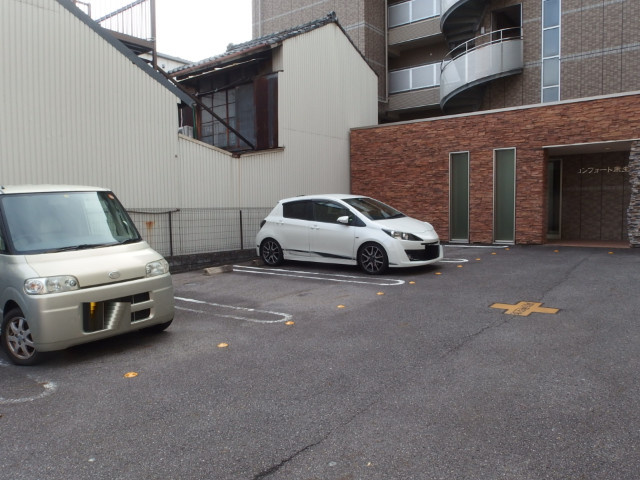 コンフォート康生の駐車場