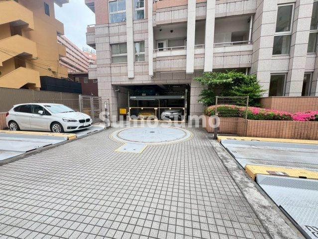 ファミール新宿グランスィートタワーの駐車場|カースペースがあります