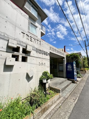 トレンタハウス桜新町のエントランス