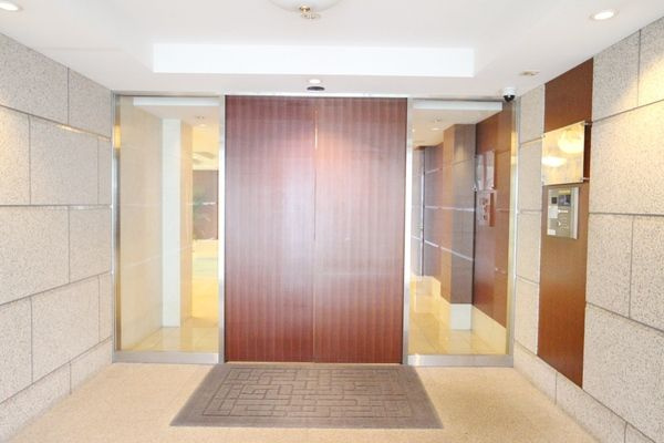 ファミール新宿グランスィートタワーのエントランス|トイレにも洗面台がございます… 