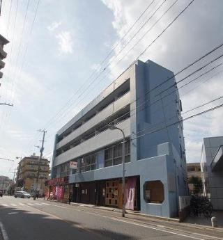 ベーネ駅前通りの外観