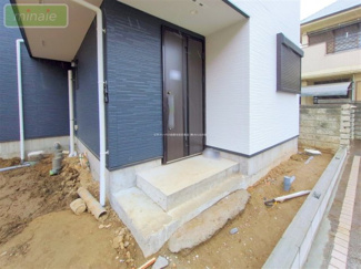 【玄関】 | 菅野駅3分　本八幡駅13分　3路線利用可　菅野2　全3棟　3号棟 | 販売現地（2026.02.09撮影）