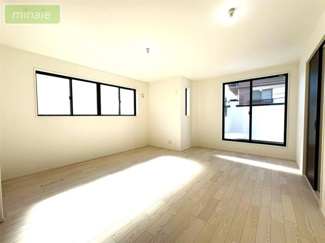 【居間・リビング】 | 菅野駅3分　本八幡駅13分　3路線利用可　菅野2　全3棟　3号棟 | 販売現地（2026.02.09撮影）　
広々リビングでゆとりの住空間♪ご家族と過ごすのにピッタリです♪