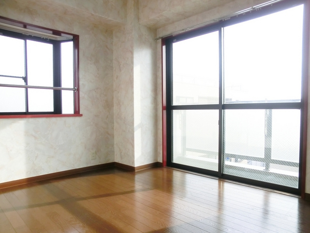 王子北ウイングの居間・リビング|2面彩光出窓♪