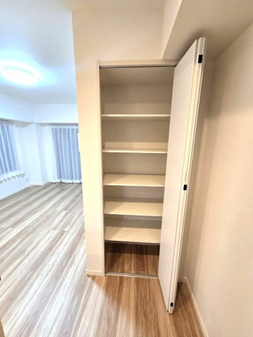 高宮オークマンションの収納|各居室に収納があります。お部屋を大きく使えますね♪