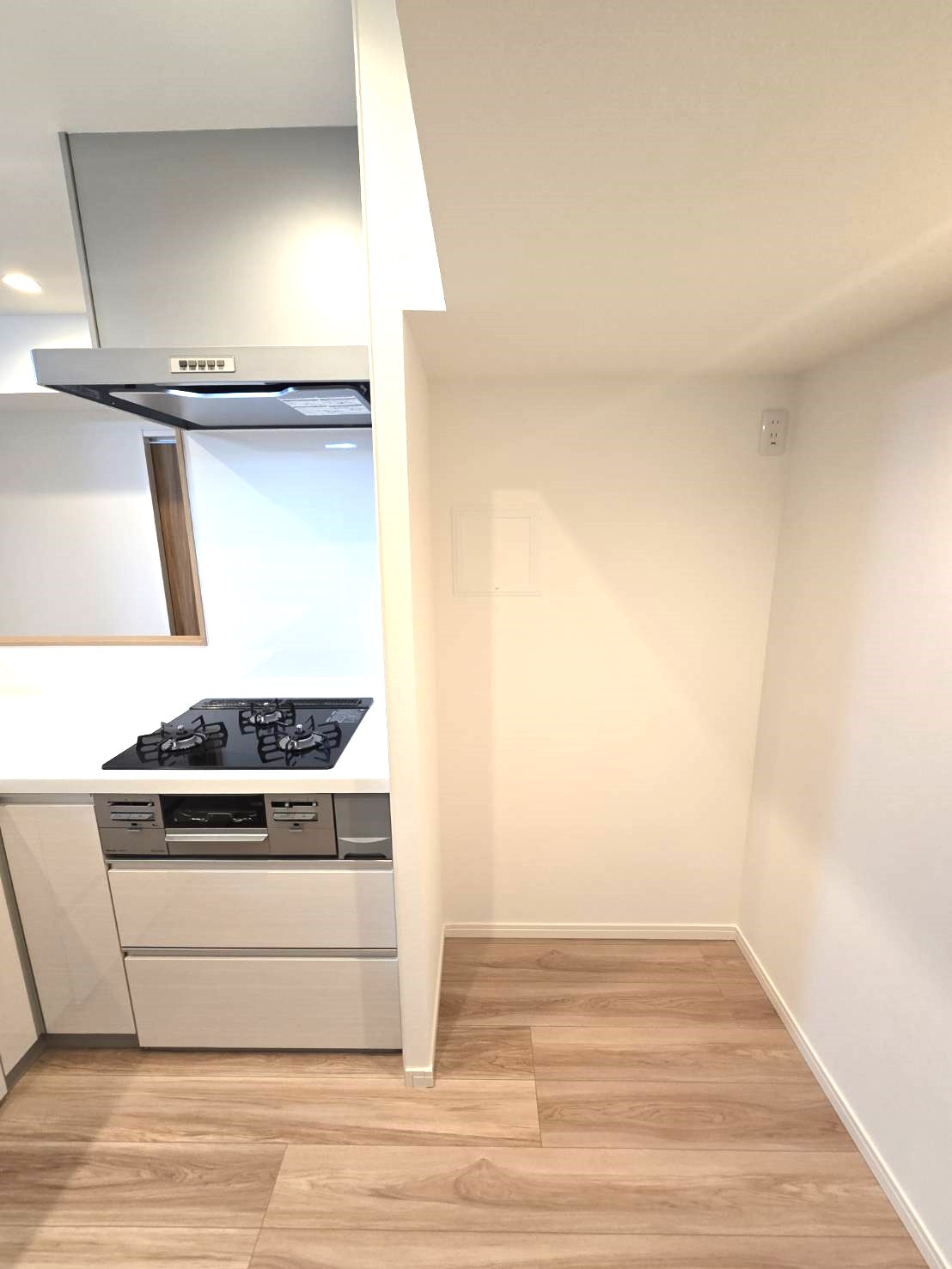 高宮オークマンションのキッチン|冷蔵庫スペースも幅がありきれいに収まりそうです♪