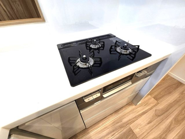 高宮オークマンションのキッチン|三口コンロなので効率よく家事ができますよ♪