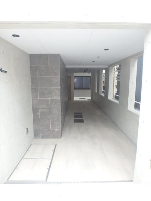 ７９６７のエントランス|入口が奥まったところにあり安… 
