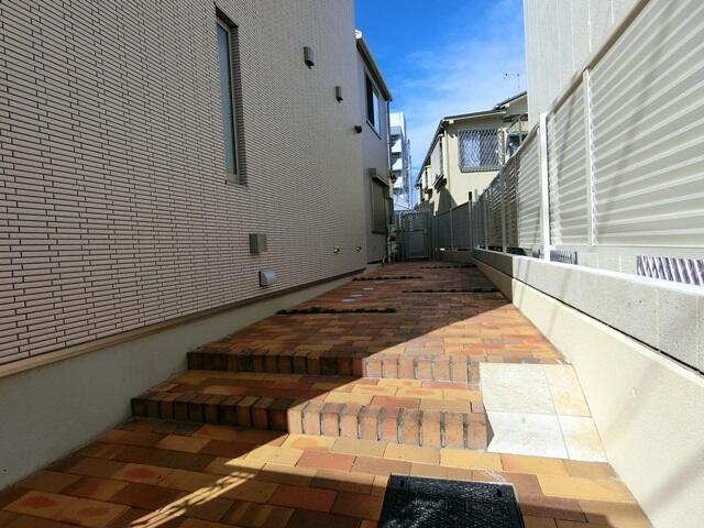 ラシーネ中目黒のロビー|青空を望めるエントランスアプロ 