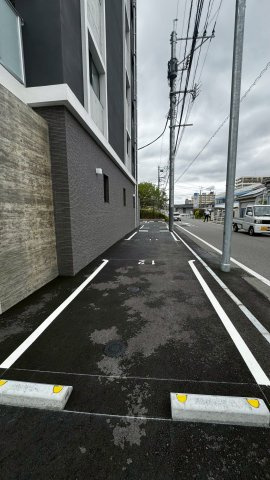 Alivis諸岡の駐車場