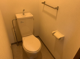 落ち着いた色調のトイレです