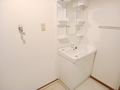 【洗面所】 | キャメルハウスＡ | 明るい洗面所です