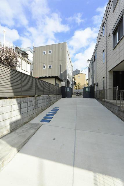 サリースマイル参番館の駐車場