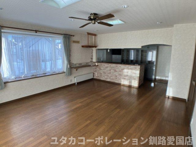 【居間・リビング】 | 文苑4丁目41-2、3売家 | 広々リビングで家族団らんの時間を…♪