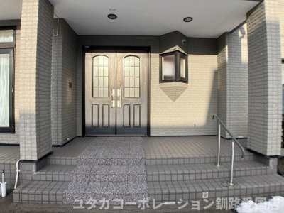 【玄関】 | 文苑4丁目41-2、3売家 | 広々玄関ポーチ★手すり付きで未来も安心♪