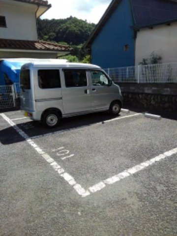 駐車場があるので、車を買う予定の方も安心です