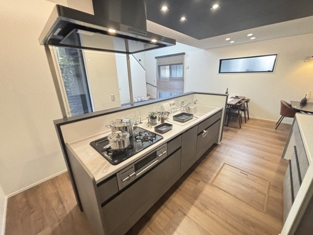 ROYAL LIFE 守山区城土町｜名古屋市の戸建ならホームアップのキッチン|お子様を見守りながらお料理ができるオープン対面キッチン