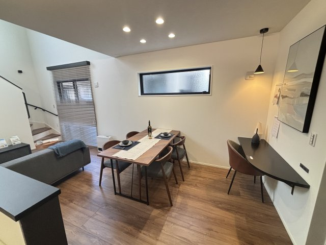 ROYAL LIFE 守山区城土町｜名古屋市の戸建ならホームアップの居間・リビング|南から陽射しが入り明るいリビング