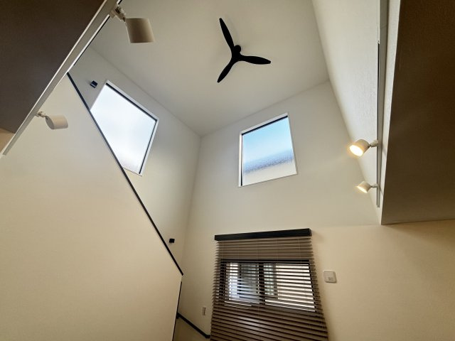 ROYAL LIFE 守山区城土町｜名古屋市の戸建ならホームアップの居間・リビング|吹抜のあるリビング