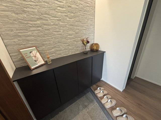 ROYAL LIFE 守山区城土町｜名古屋市の戸建ならホームアップの玄関|収納力あるシューズボックス付き