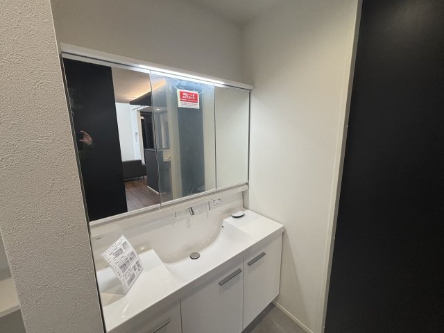 ROYAL LIFE 守山区城土町｜名古屋市の戸建ならホームアップの独立洗面台|三面鏡で朝の身支度に最適