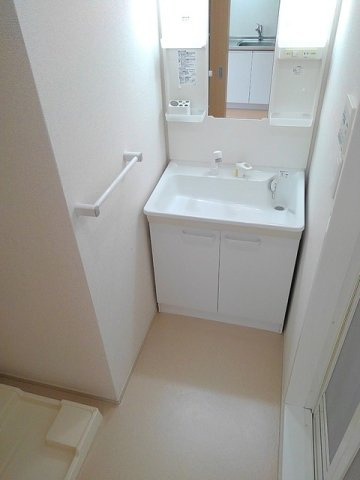 【洗面所】 | ホワイトルーム老津 | 明るい洗面所です
