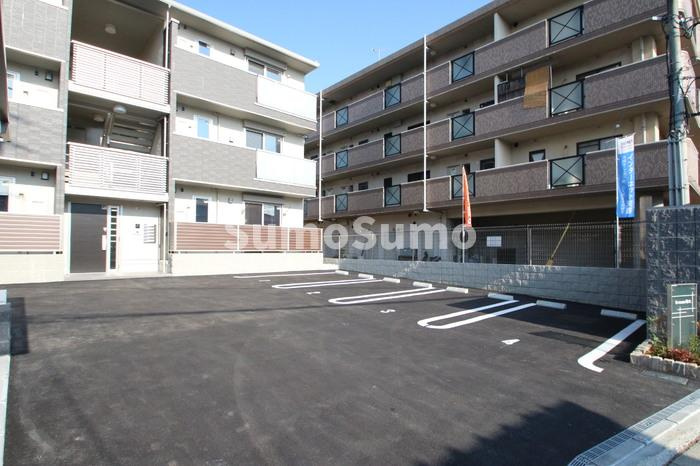 D-room若久の駐車場