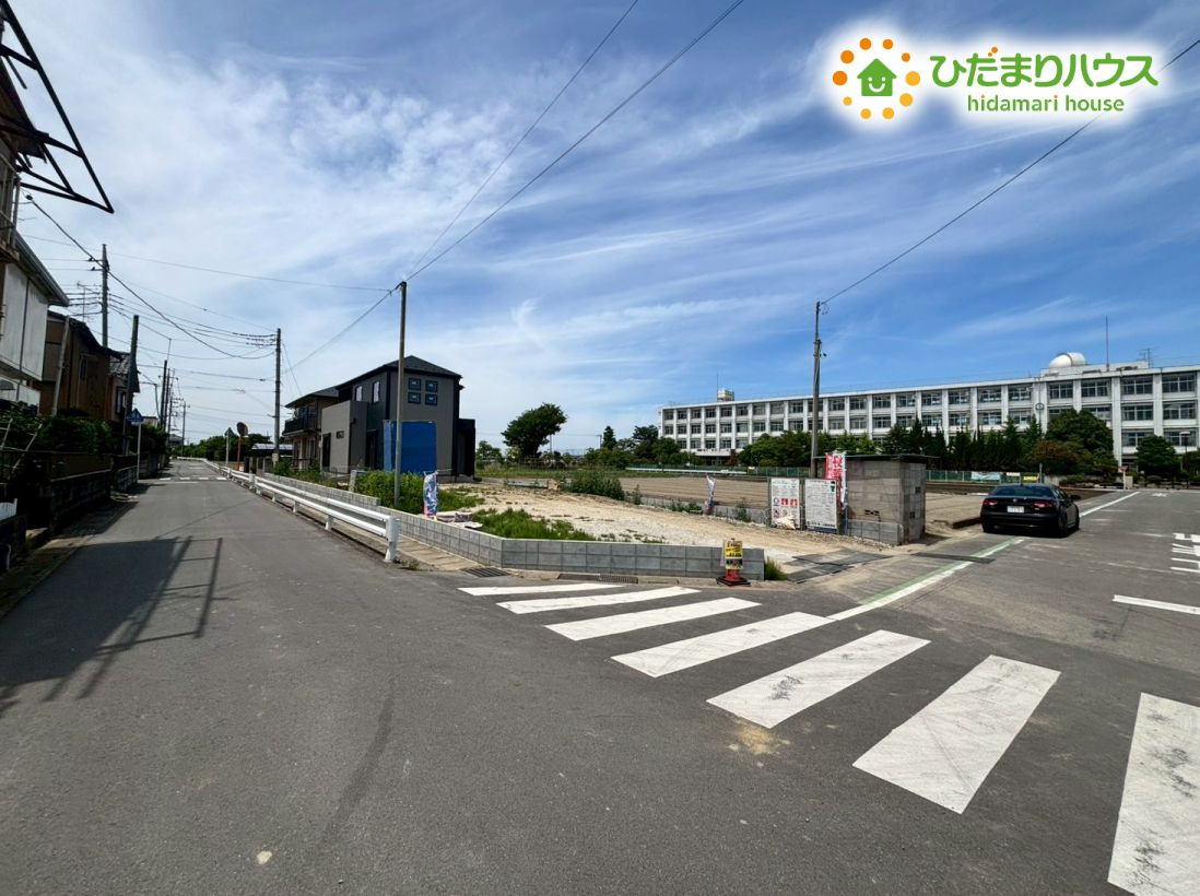 鴻巣市鎌塚　4期　新築一戸建て　グラファーレ　01の前面道路含む現地写真